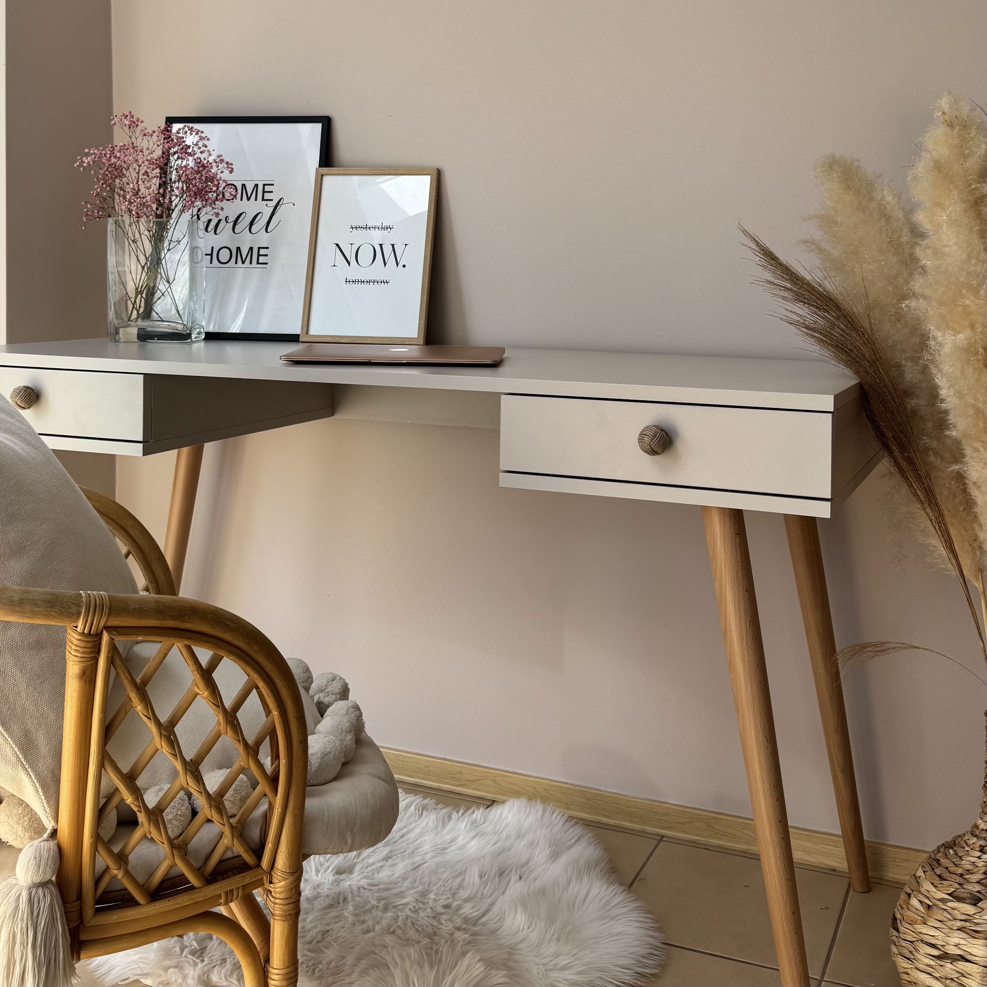 BOHO Schreibtisch 135 cm mit zwei Schubladen auf Holzbeinen – Weiß matt – NEU 2024